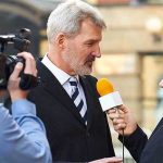 Damoe un nov lingua ontinuar payar custosi traductores